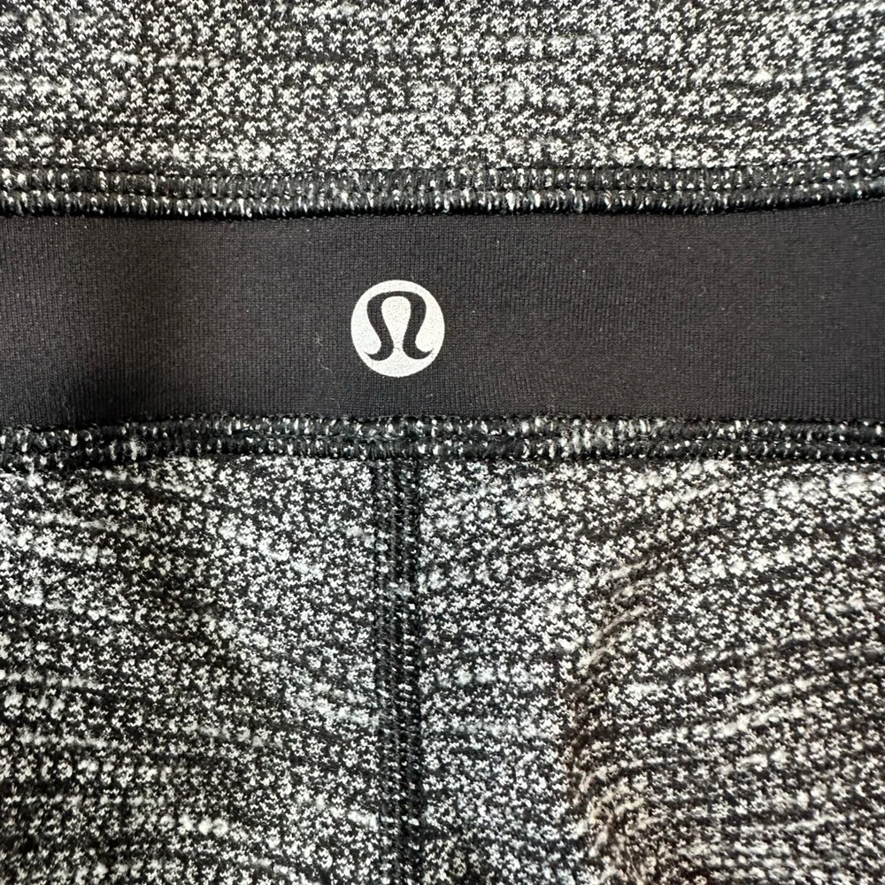 Lululemon Black & White Heathered Leggings 31